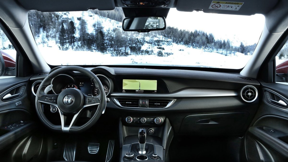 Alfa Romeo Stelvio přichází i v základní variantě, pořád je krásná.