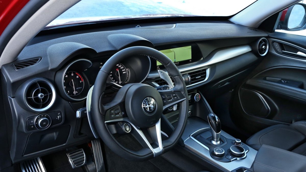 Alfa Romeo Stelvio přichází i v základní variantě, pořád je krásná.