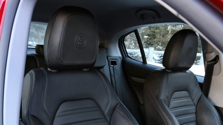 Alfa Romeo Stelvio přichází i v základní variantě, pořád je krásná.