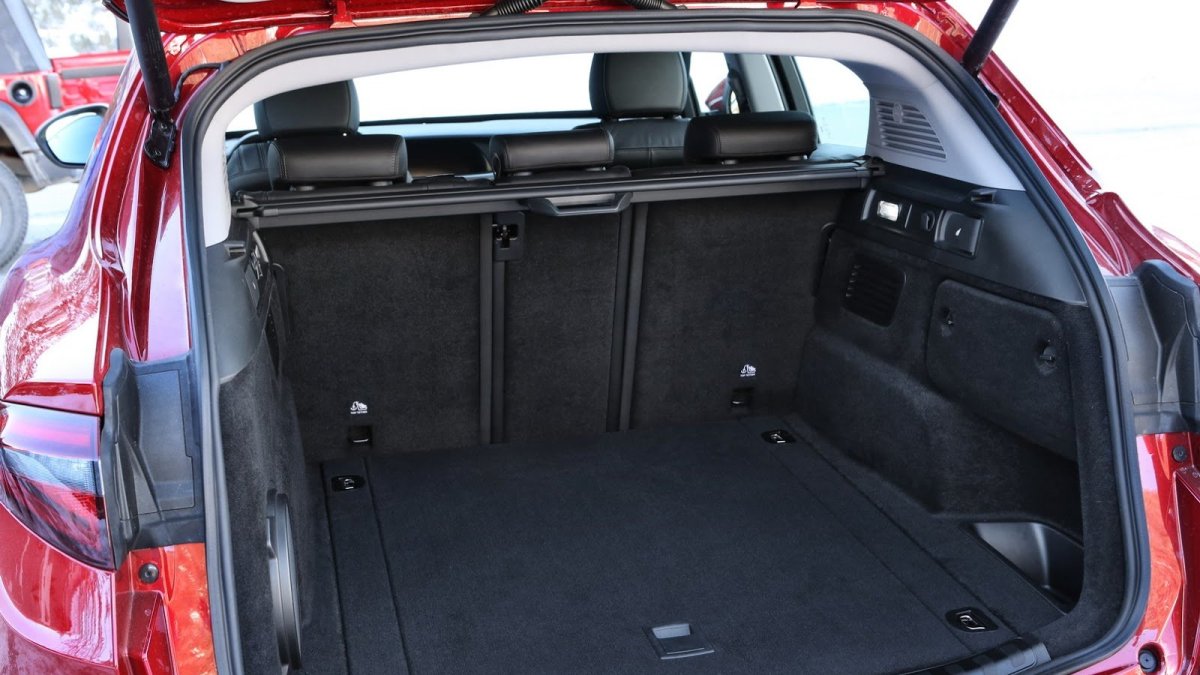 Alfa Romeo Stelvio přichází i v základní variantě, pořád je krásná.