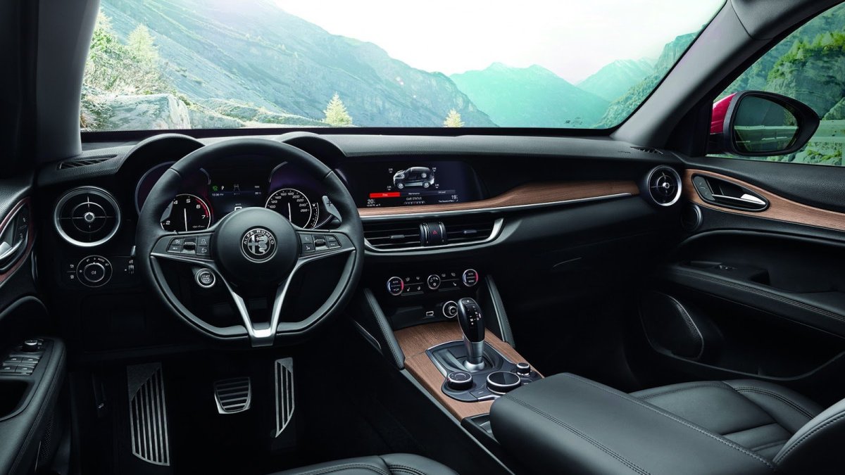 Alfa Romeo Stelvio přichází i v základní variantě, pořád je krásná.