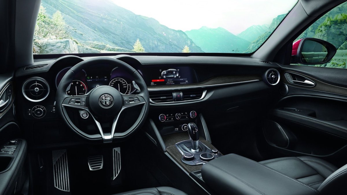 Alfa Romeo Stelvio přichází i v základní variantě, pořád je krásná.