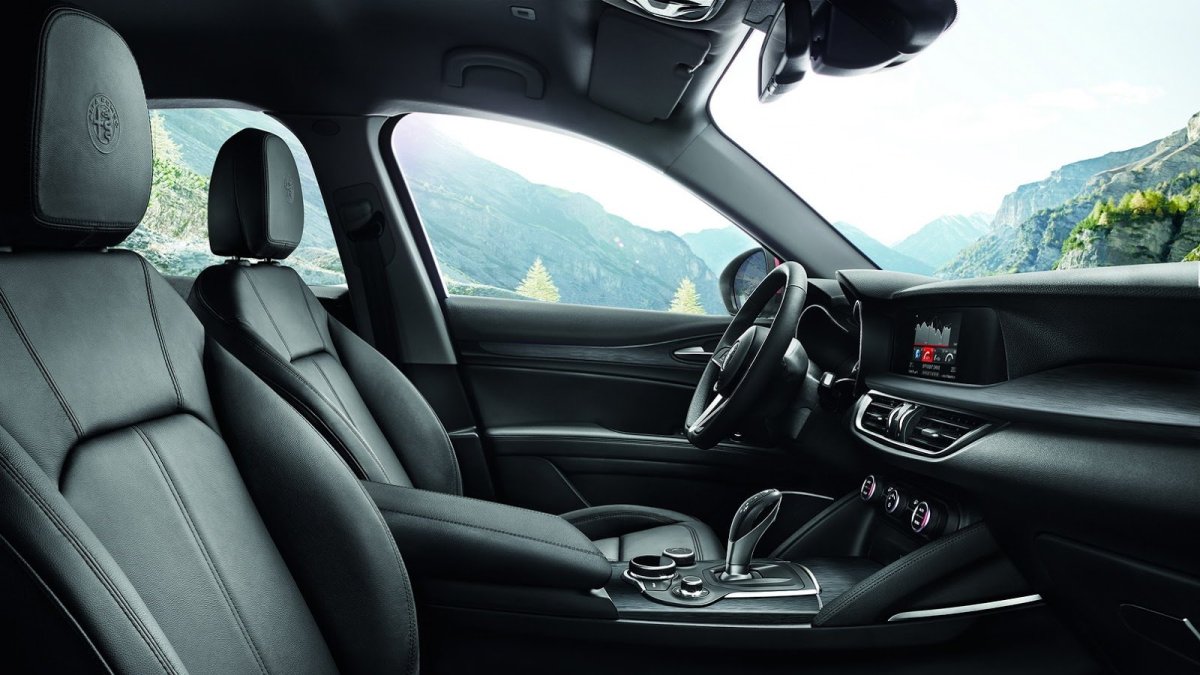 Alfa Romeo Stelvio přichází i v základní variantě, pořád je krásná.