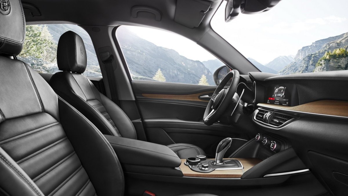 Alfa Romeo Stelvio přichází i v základní variantě, pořád je krásná.