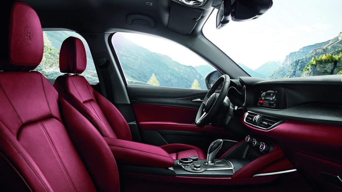 Alfa Romeo Stelvio přichází i v základní variantě, pořád je krásná.