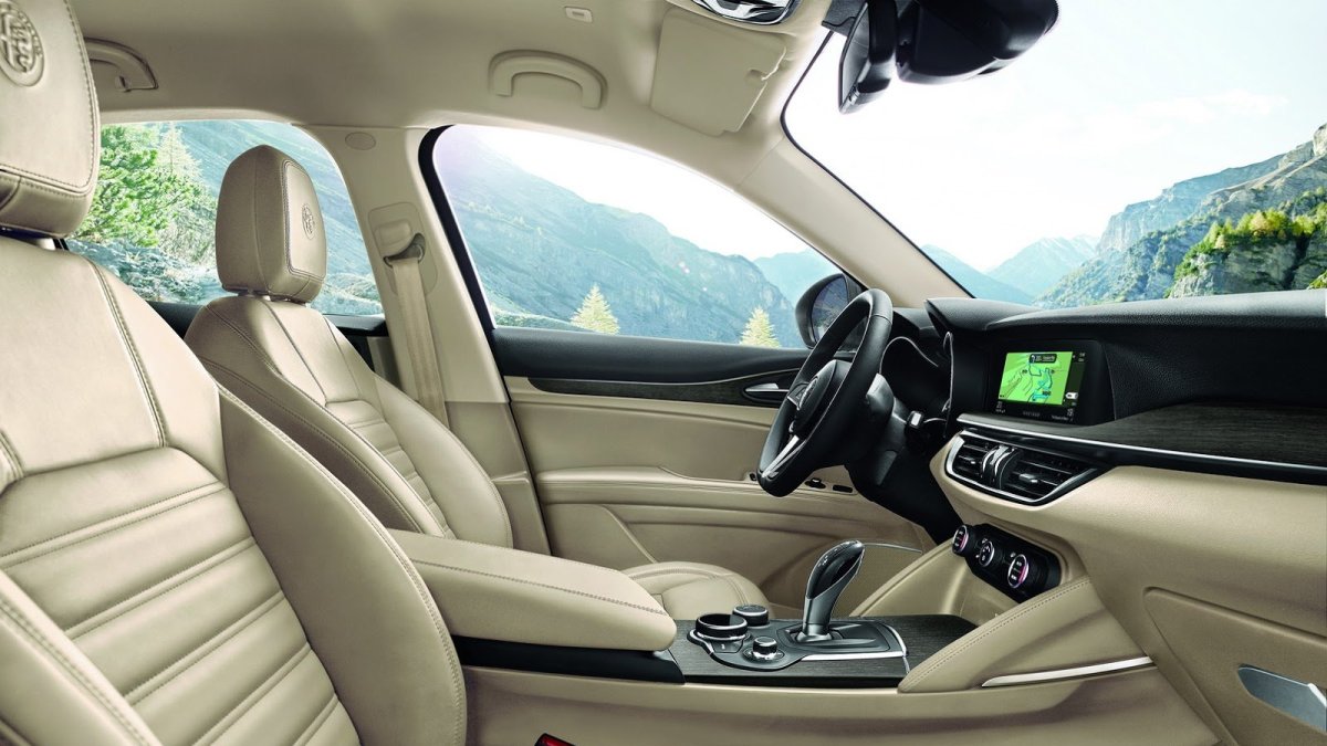 Alfa Romeo Stelvio přichází i v základní variantě, pořád je krásná.