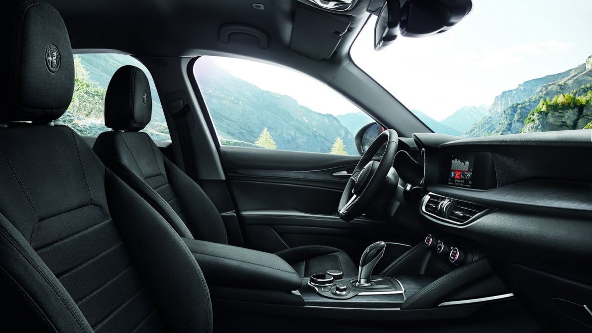 Alfa Romeo Stelvio přichází i v základní variantě, pořád je krásná.