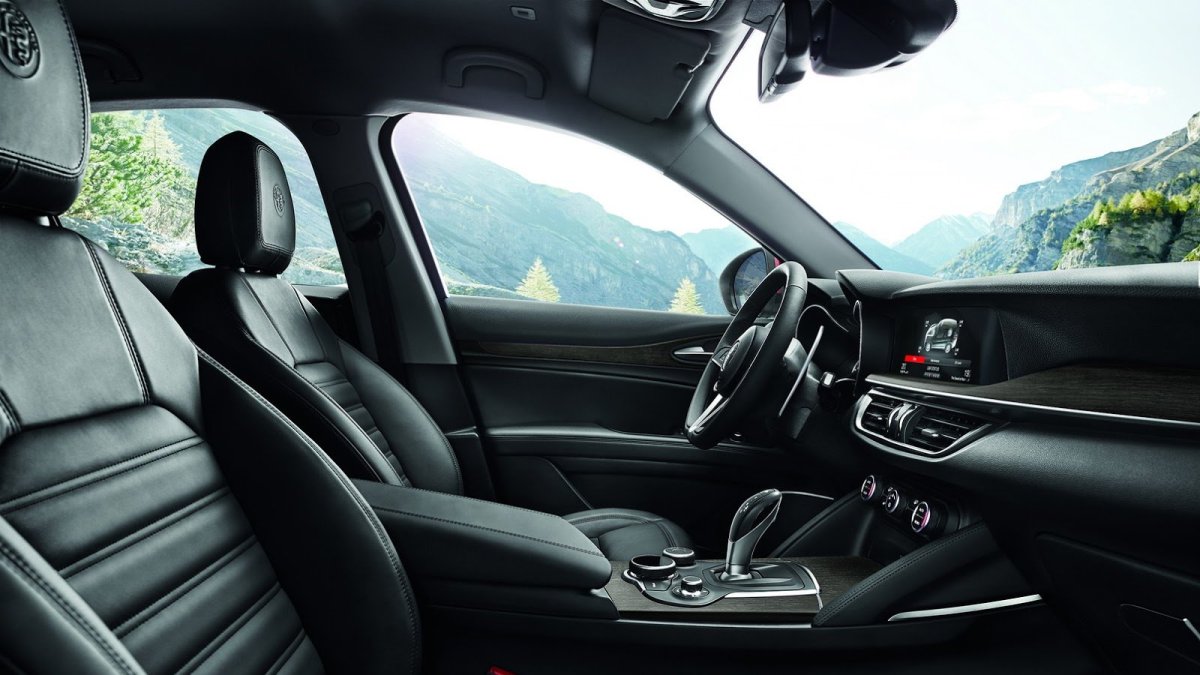 Alfa Romeo Stelvio přichází i v základní variantě, pořád je krásná.