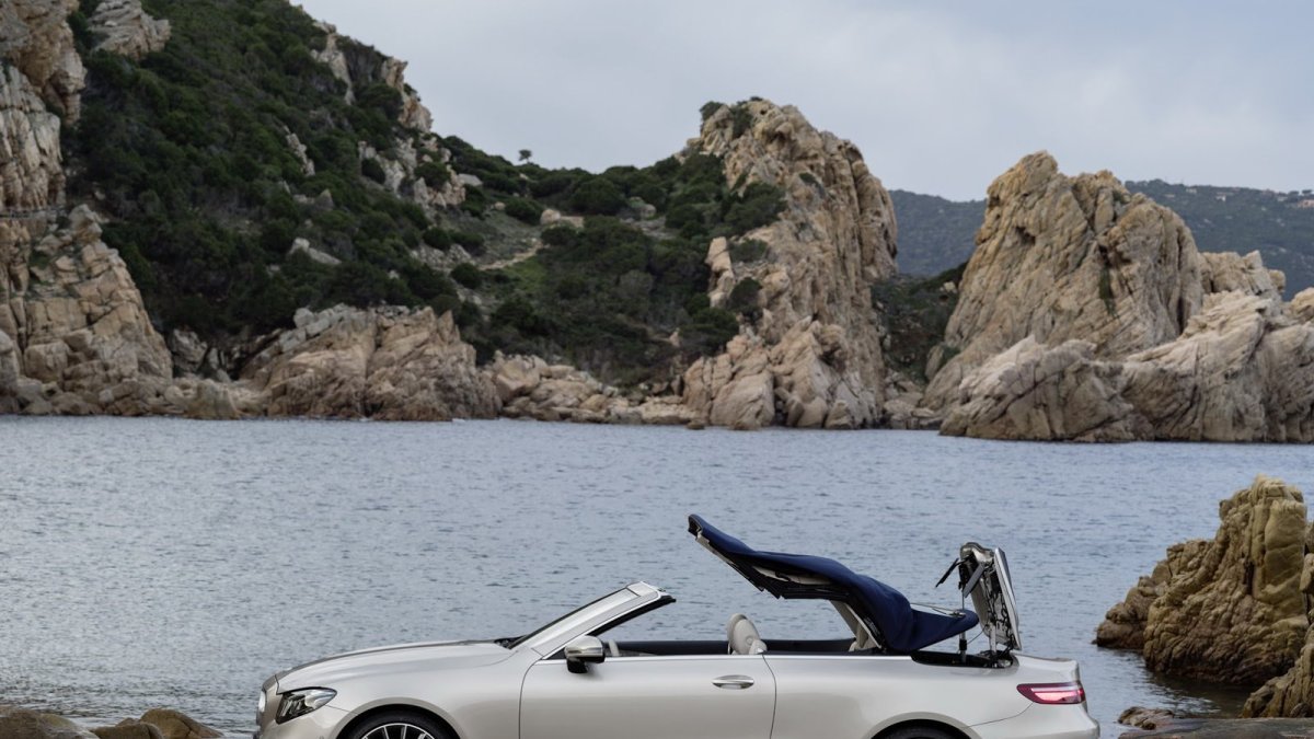 Kabriolet uzavírá nabídku Mercedesu-Benz třídy E.