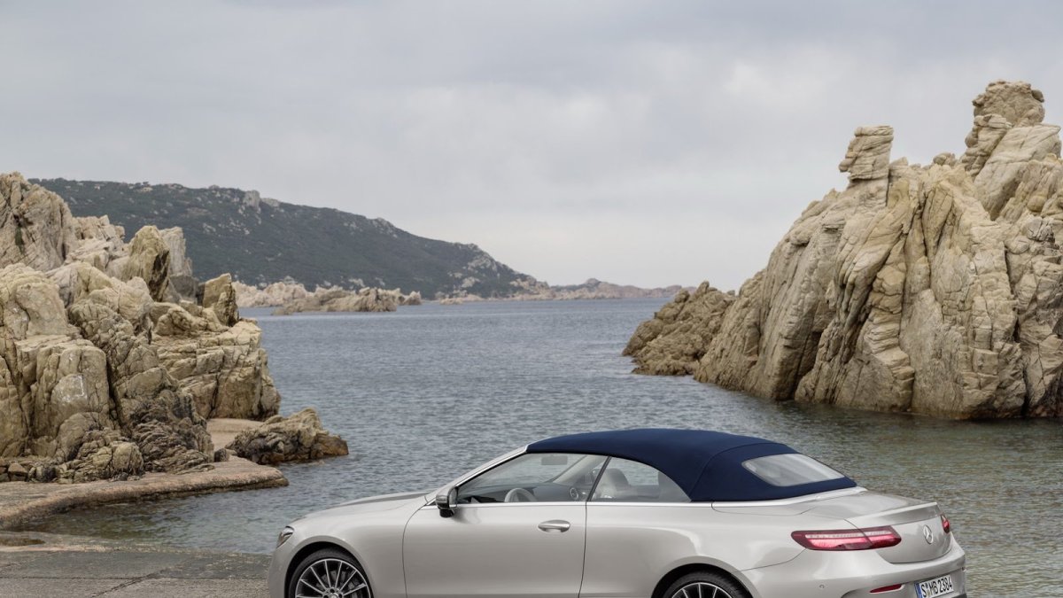 Kabriolet uzavírá nabídku Mercedesu-Benz třídy E.