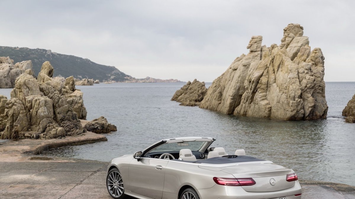 Kabriolet uzavírá nabídku Mercedesu-Benz třídy E.