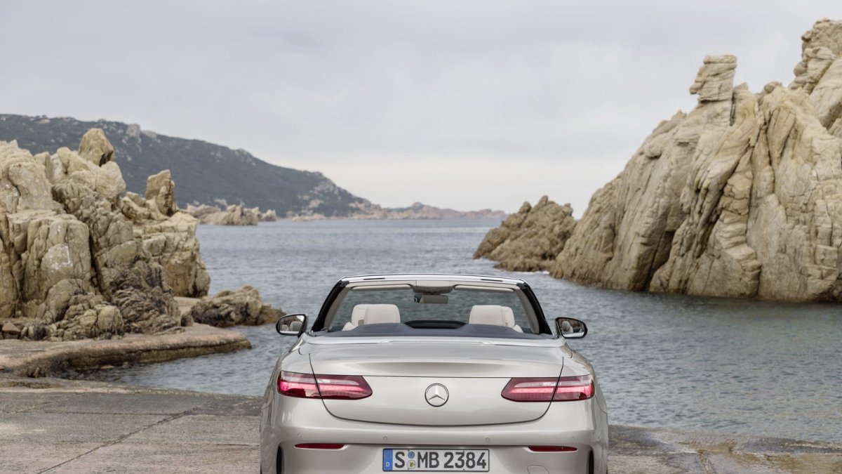 Kabriolet uzavírá nabídku Mercedesu-Benz třídy E.