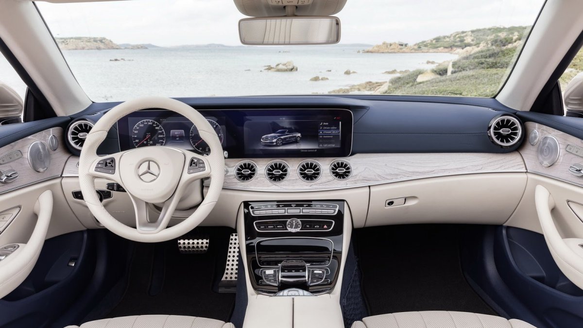 Kabriolet uzavírá nabídku Mercedesu-Benz třídy E.