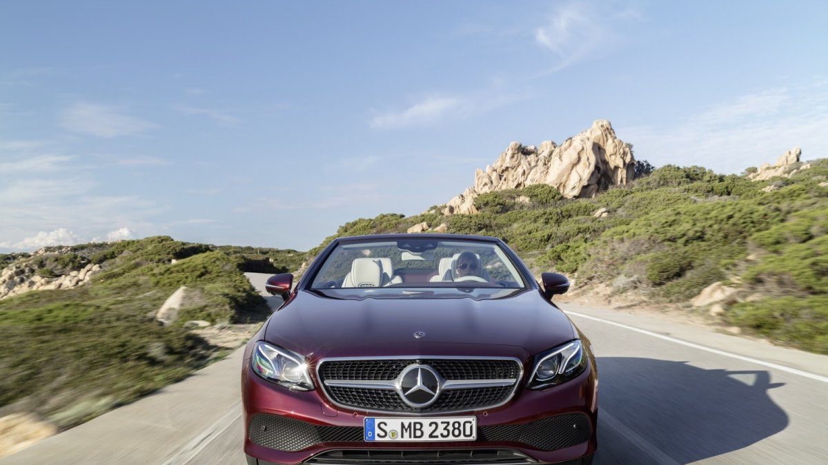 Kabriolet uzavírá nabídku Mercedesu-Benz třídy E.