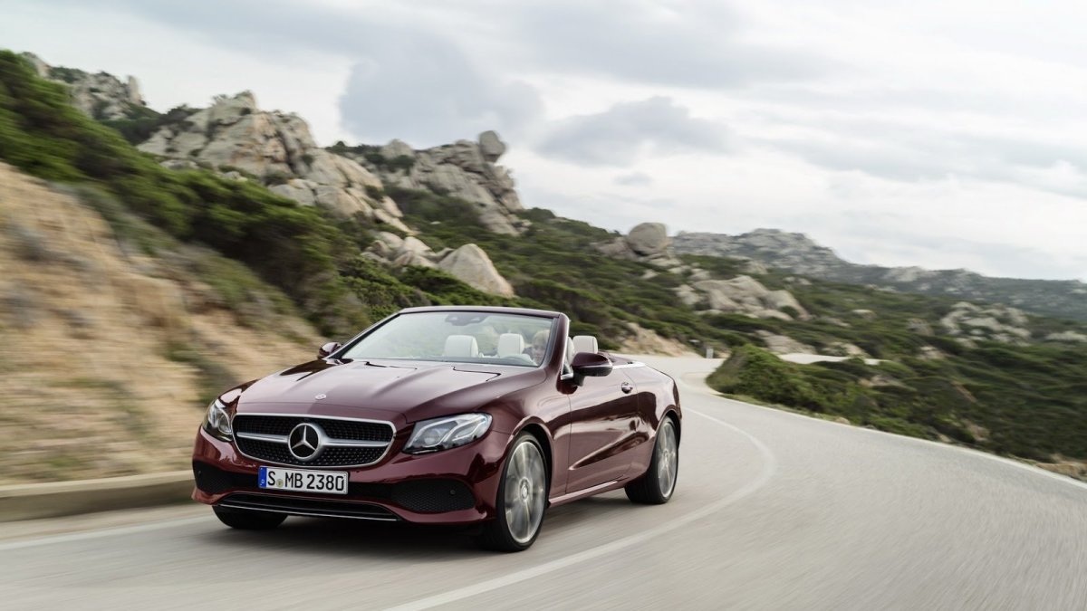 Kabriolet uzavírá nabídku Mercedesu-Benz třídy E.