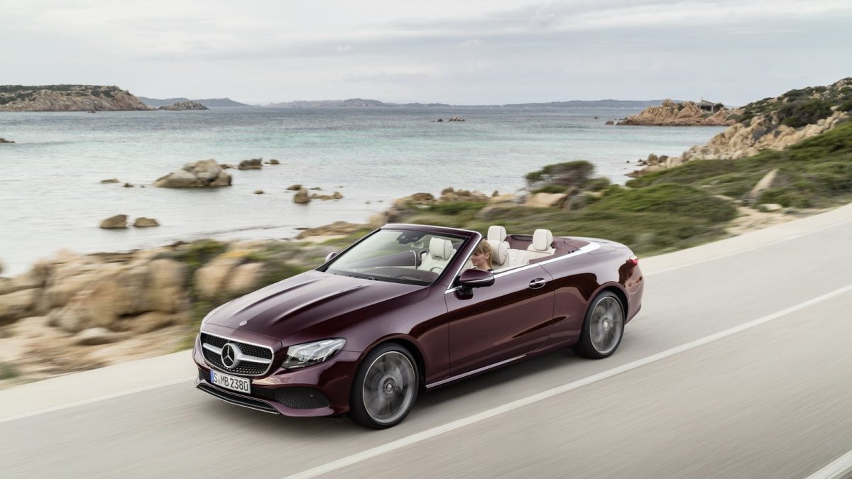 Kabriolet uzavírá nabídku Mercedesu-Benz třídy E.