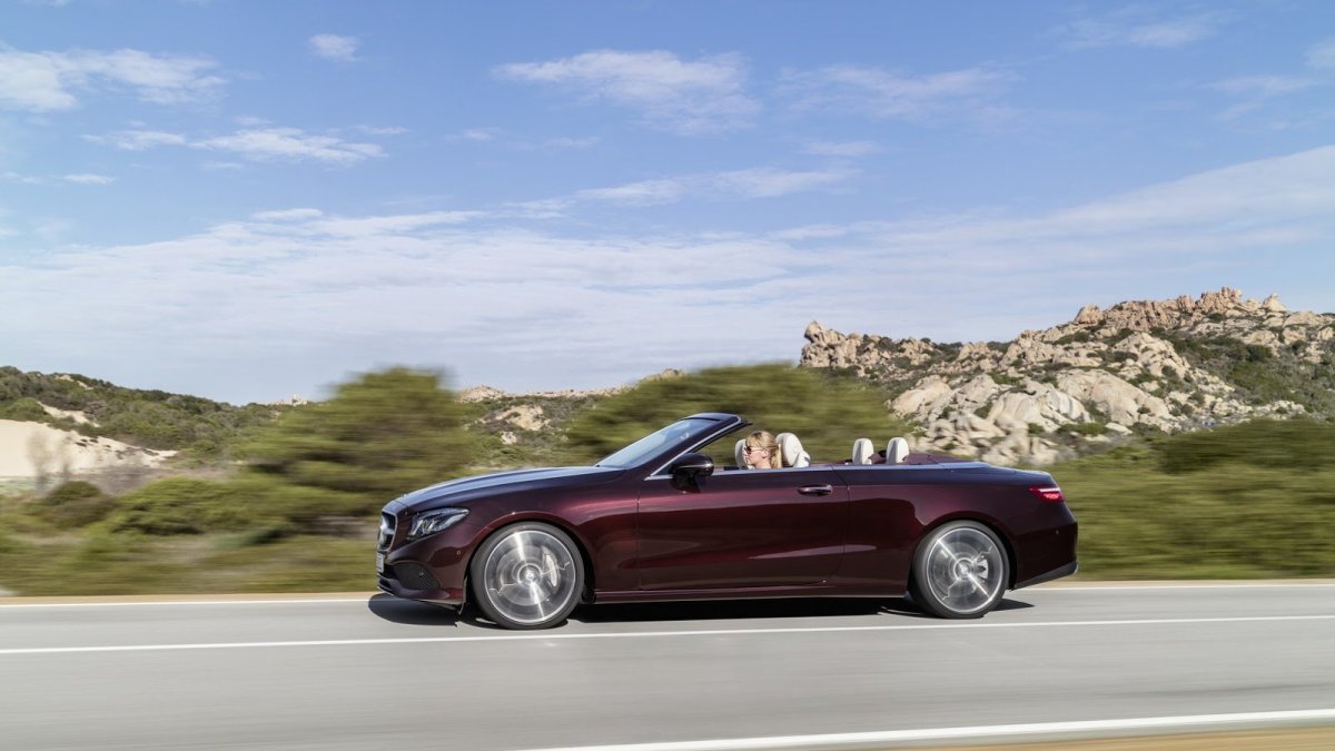 Kabriolet uzavírá nabídku Mercedesu-Benz třídy E.