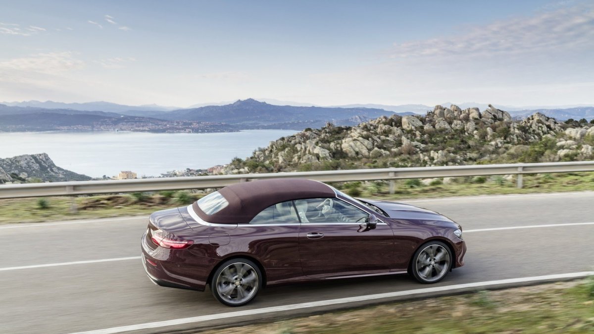 Kabriolet uzavírá nabídku Mercedesu-Benz třídy E.