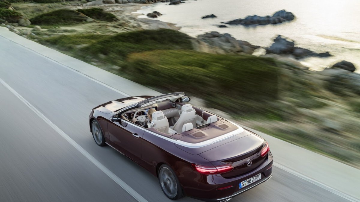 Kabriolet uzavírá nabídku Mercedesu-Benz třídy E.