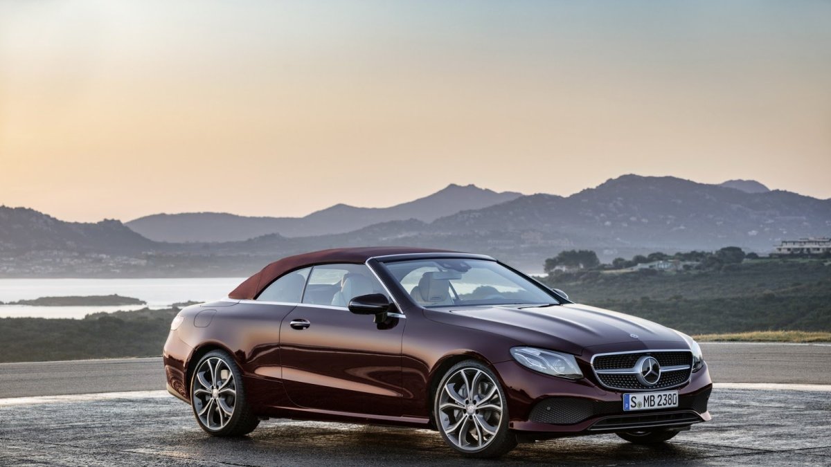 Kabriolet uzavírá nabídku Mercedesu-Benz třídy E.