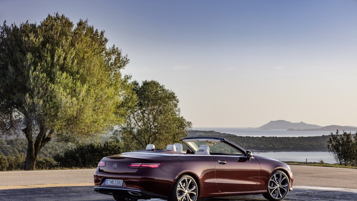 Kabriolet uzavírá nabídku Mercedesu-Benz třídy E.