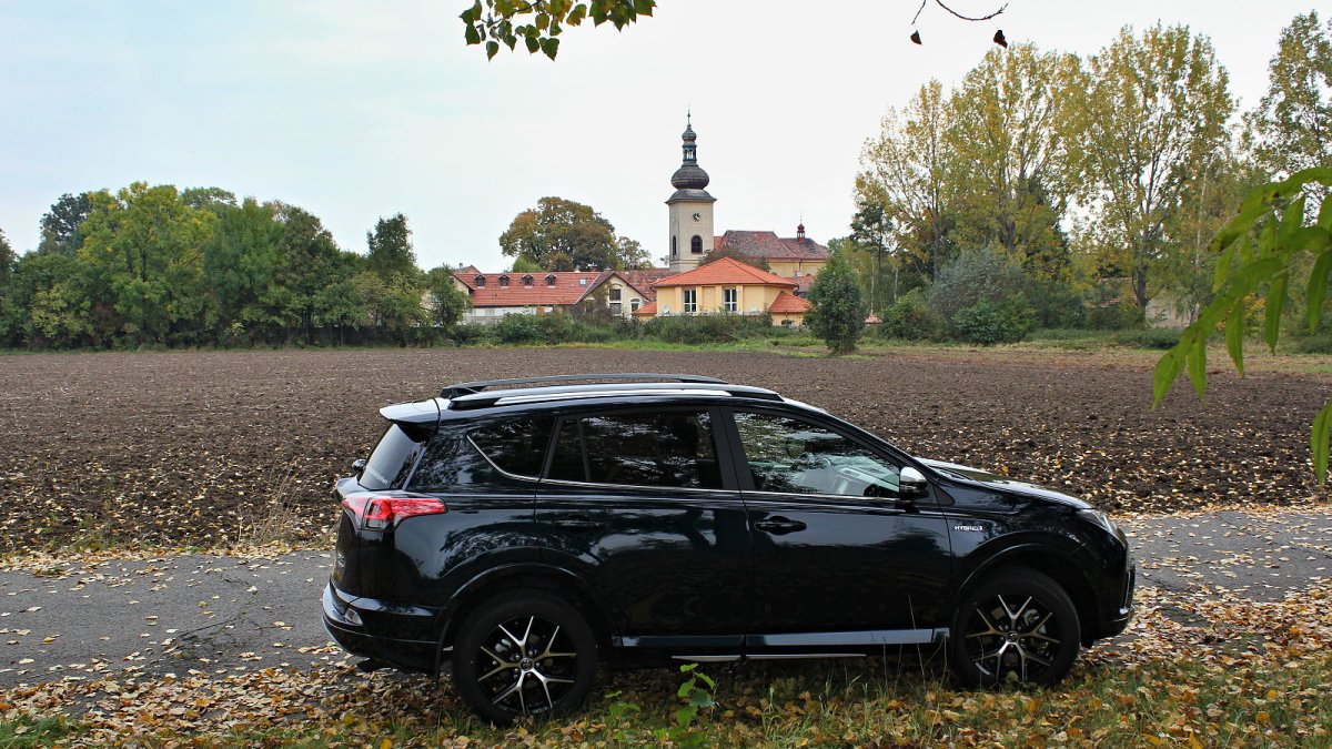 Toyota RAV4 Hybrid Selection AWD ve speciální barvě Azure