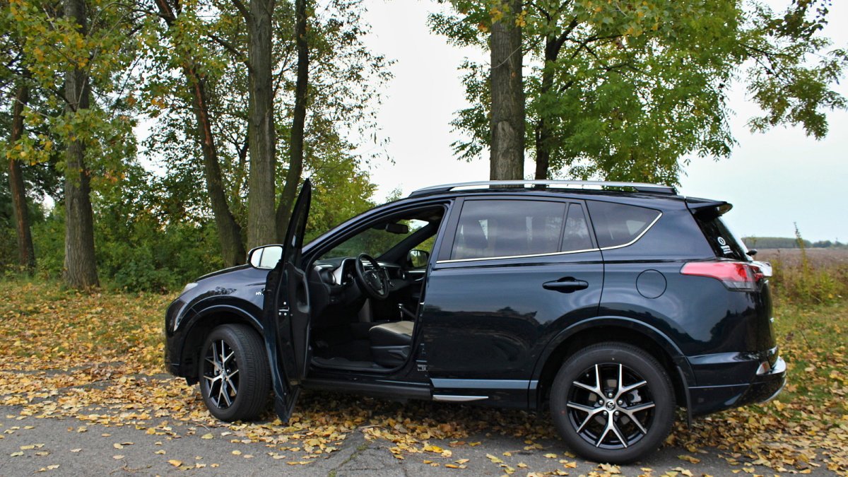 Toyota RAV4 Hybrid Selection AWD ve speciální barvě Azure