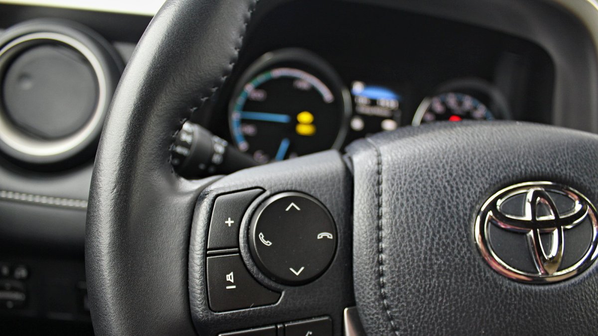 Toyota RAV4 Hybrid Selection AWD ve speciální barvě Azure
