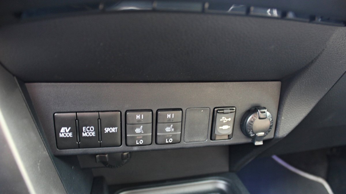 Toyota RAV4 Hybrid Selection AWD ve speciální barvě Azure