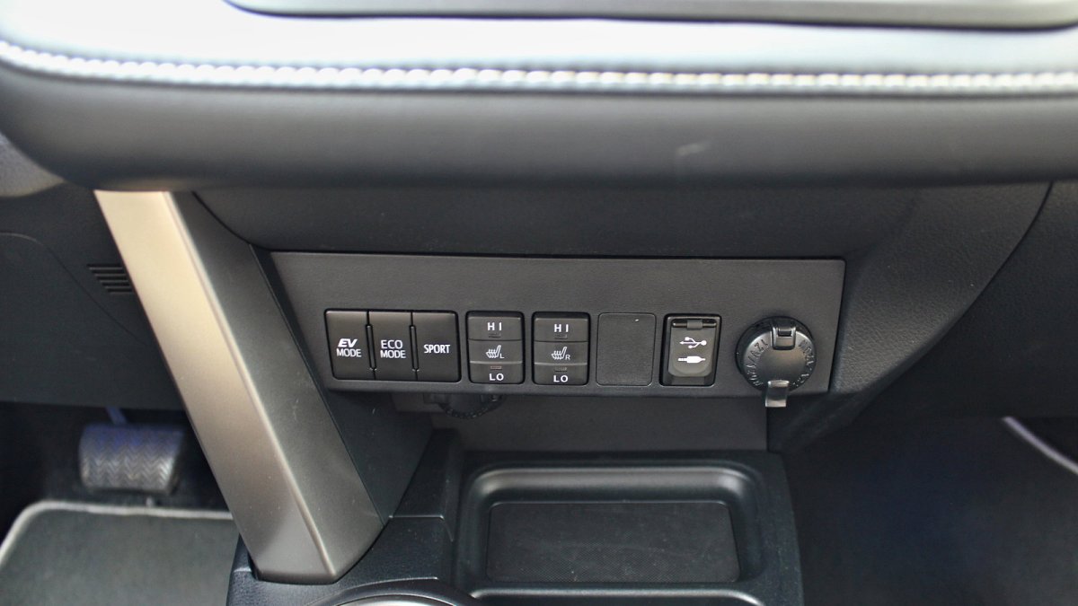 Toyota RAV4 Hybrid Selection AWD ve speciální barvě Azure