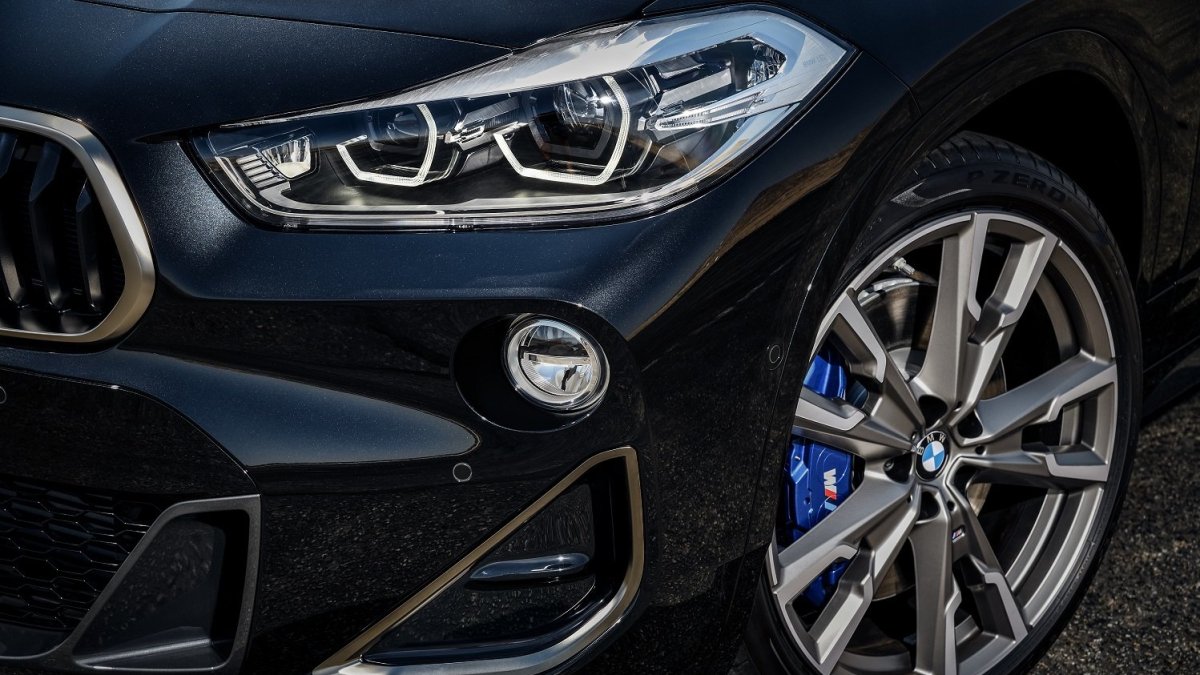 Nové BMW X2 M35i: Vrcholná verze nabízí dynamické jízdní vlastnosti a vzrušující design, kterým upoutá na první pohled.