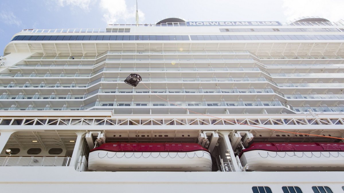 Paluba výletní lodi Norwegian Bliss nabídne mimo jiné i dvoupatrovou závodní trať pro motokáry