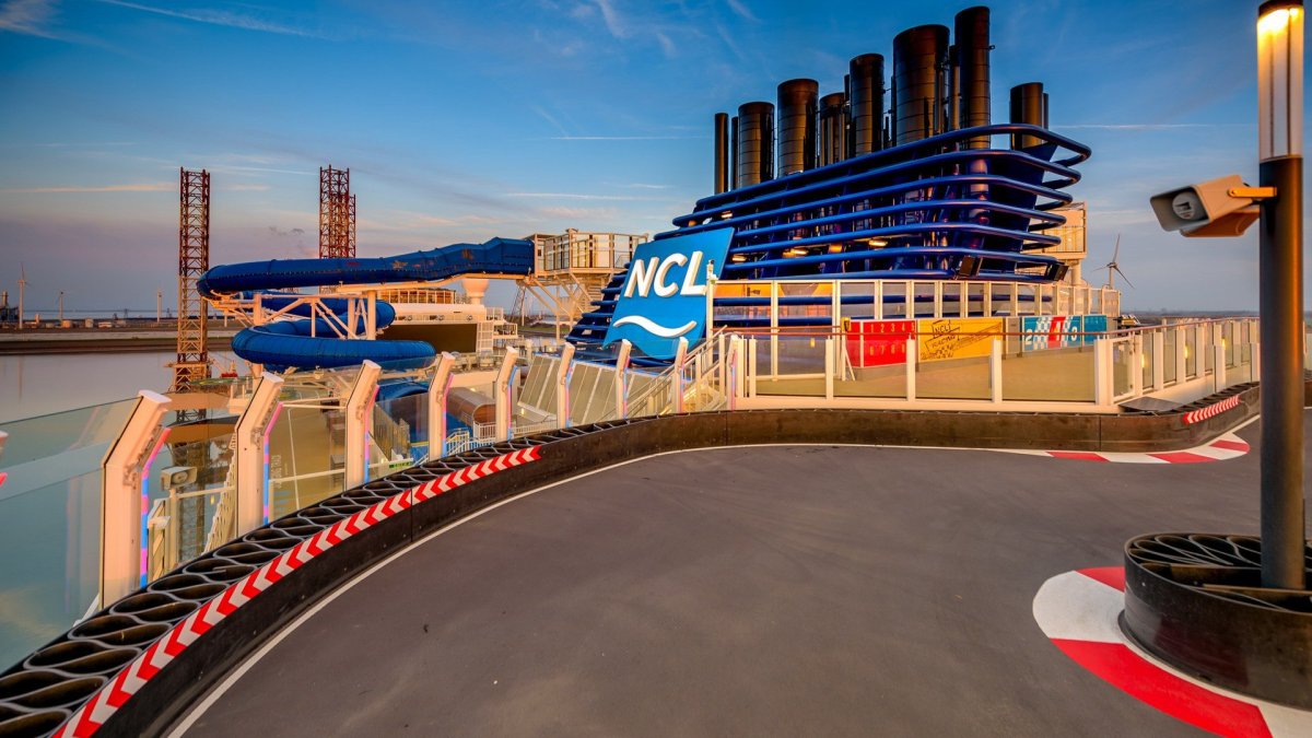 Paluba výletní lodi Norwegian Bliss nabídne mimo jiné i dvoupatrovou závodní trať pro motokáry