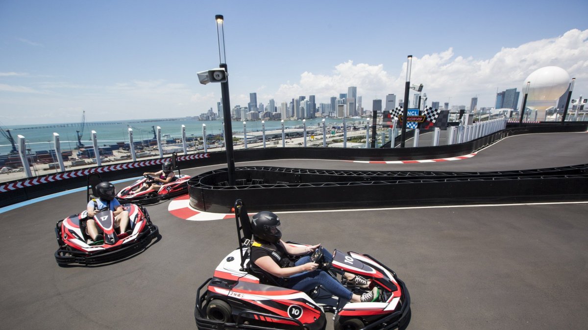 Paluba výletní lodi Norwegian Bliss nabídne mimo jiné i dvoupatrovou závodní trať pro motokáry