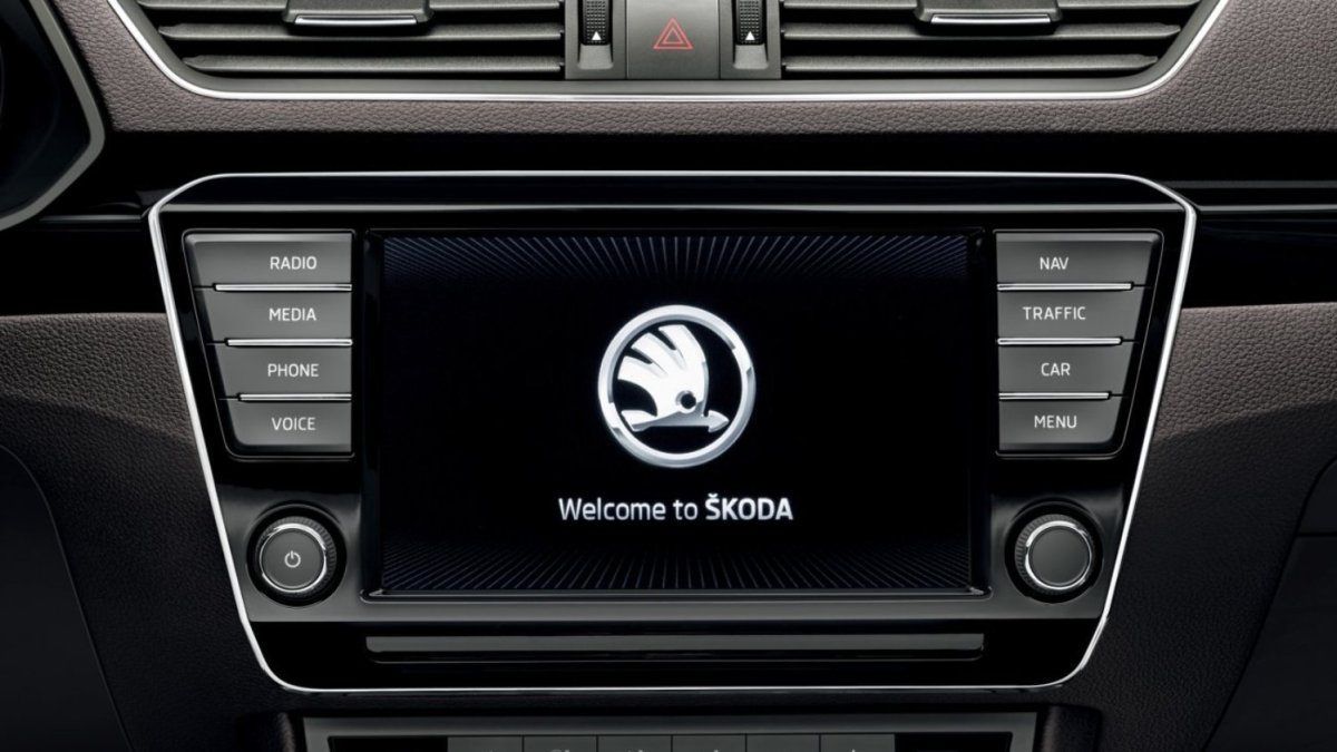 Infotainment systém Columbus: Špičková 3D navigace, DVD mechanika s možností přehrávání videí včetně podpory 5.1 zvuku (v kombinaci se Canton Sound System), interní slot pro SIM kartu pro sdílení LTE internetu apod.