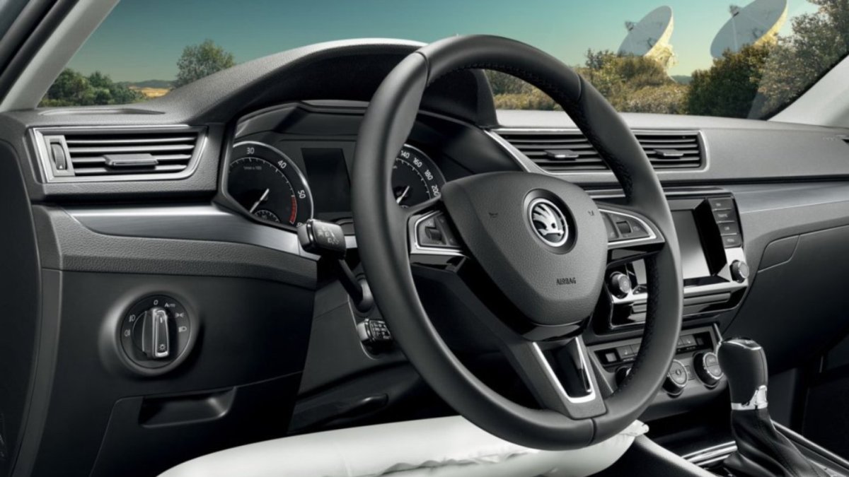 Popis Součástí sériové výbavy pro země EU je také vypínatelný airbag spolujezdce pro případ umístění dětské sedačky vpředu, kolenní airbag řidiče a hlavové airbagy kryjící oblast předních a zadních bočních oken.