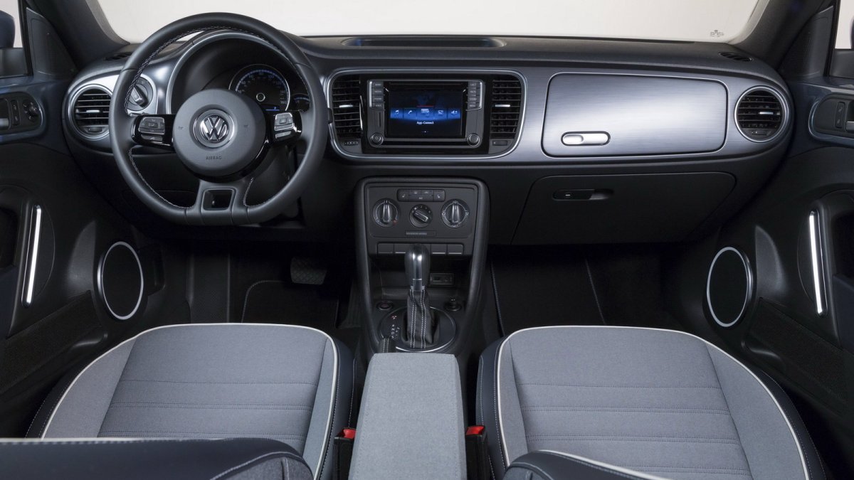 Palubní deska kombinuje modrou a stříbrnou s infotainmentem MIB II, Volkswagen Beetle Denim.