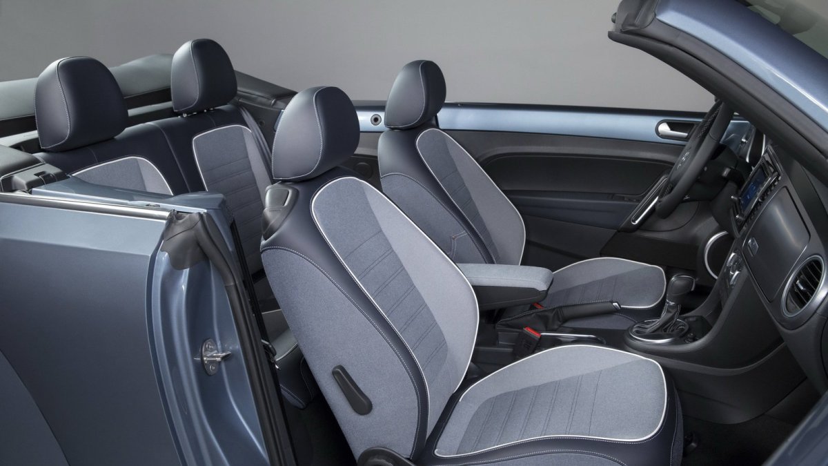 Čtyřmístný interiér kabrioletu, Volkswagen Beetle Denim.