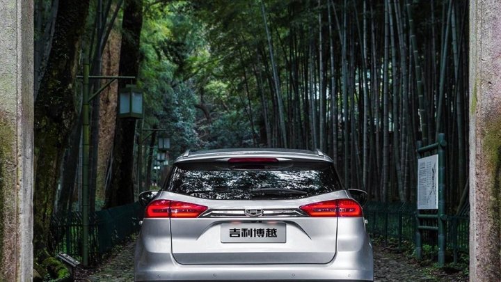 Zadní světla spojuje chromovaná lišta, Geely Bo Yue.