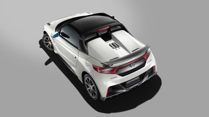 Kompletní aerodynamický balíček zahrnuje splitter, křídlo nebo difuzor, Mugen S660.