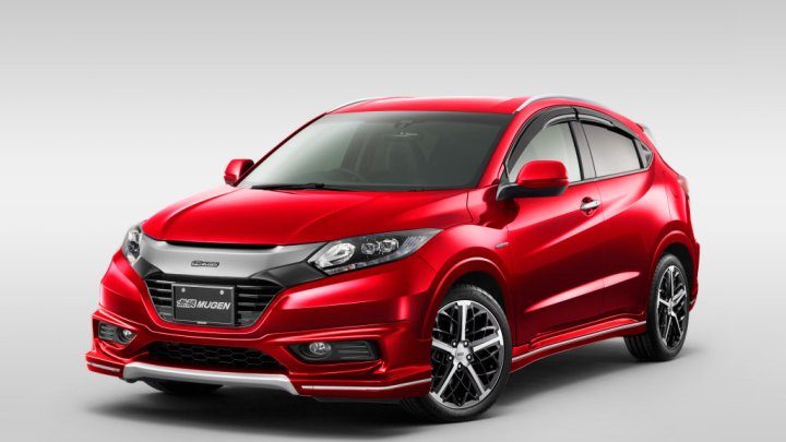Sportovní bodykit doplňuje červená metalíza, Mugen Vezel.