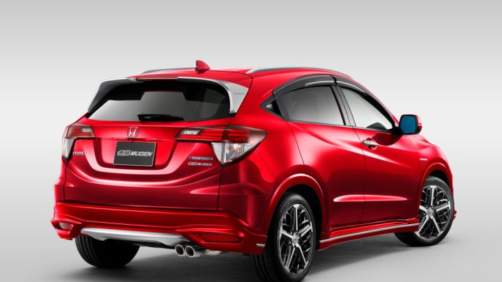 Sportovní bodykit doplňuje červená metalíza, Mugen Vezel.