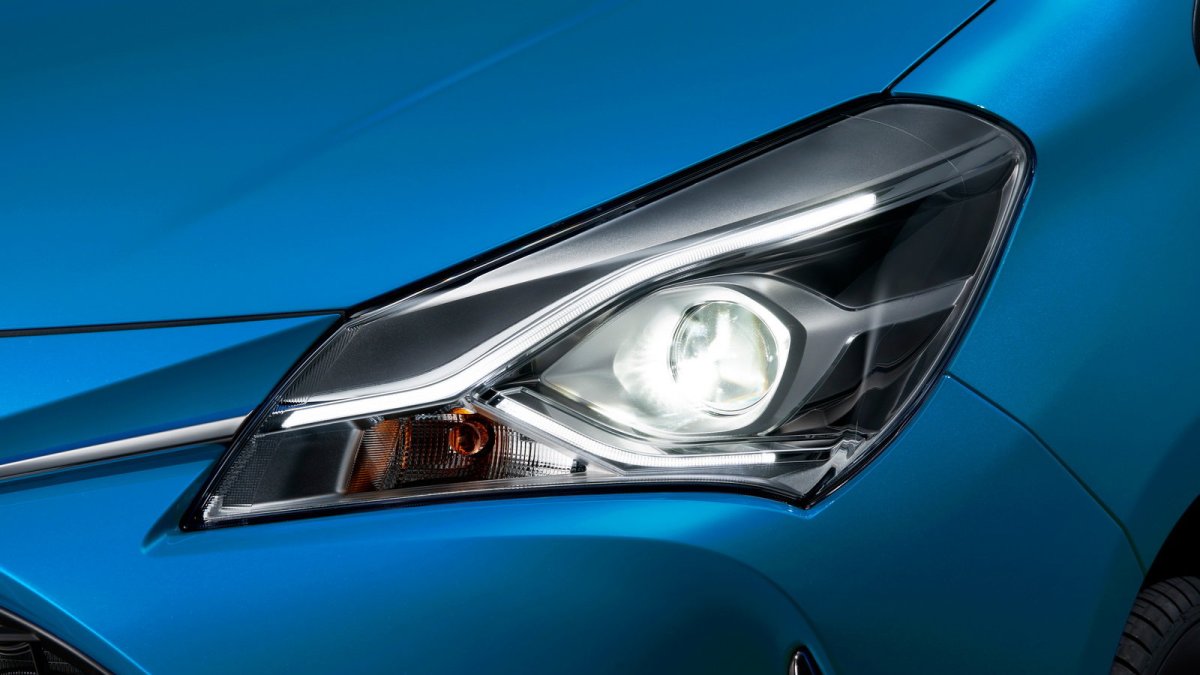 Omlazená Toyota Vitz je vizuálně sportovnější, hybrid nechybí.