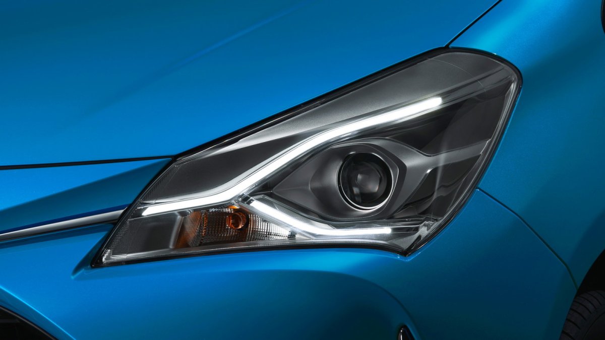 Omlazená Toyota Vitz je vizuálně sportovnější, hybrid nechybí.