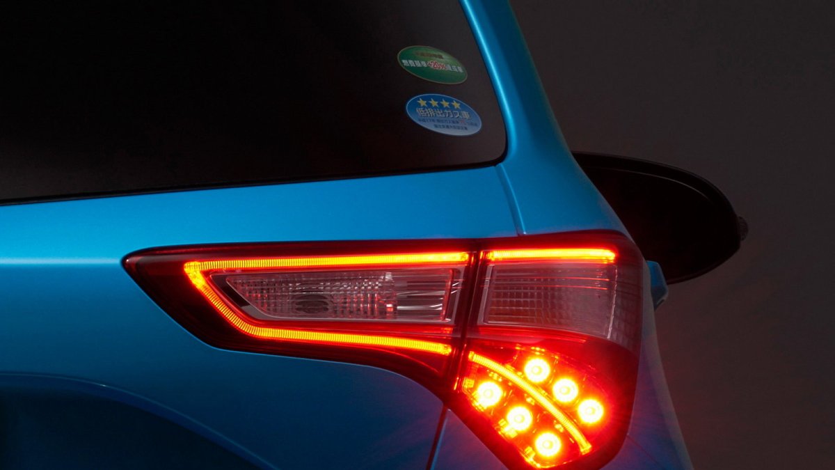 Omlazená Toyota Vitz je vizuálně sportovnější, hybrid nechybí.