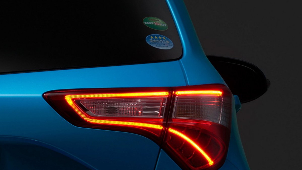 Omlazená Toyota Vitz je vizuálně sportovnější, hybrid nechybí.