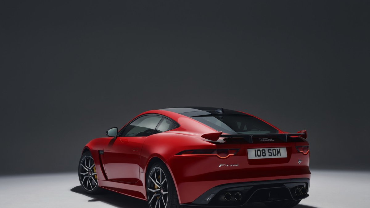 Jaguar F-Type dostal v rámci modernizace lepší interiér a novou verzi 400 Sport.