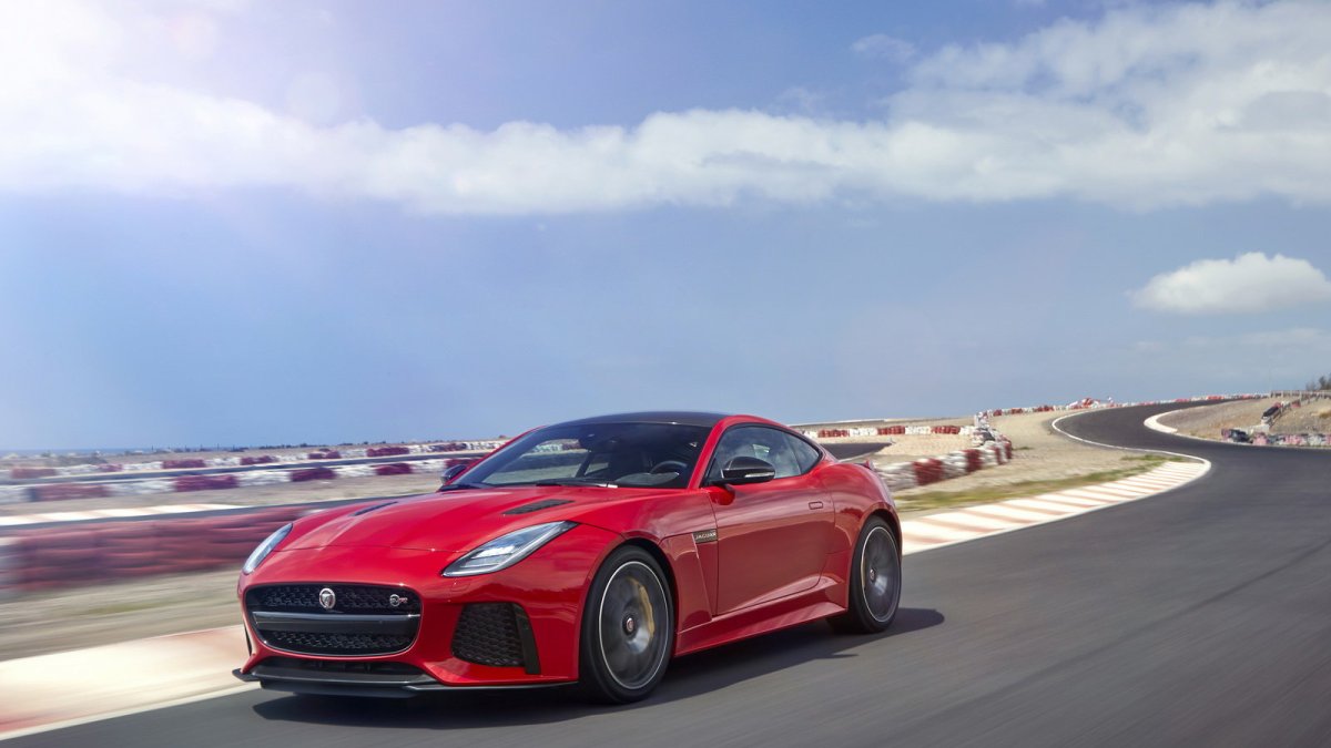 Jaguar F-Type dostal v rámci modernizace lepší interiér a novou verzi 400 Sport.
