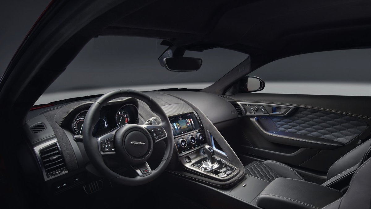 Jaguar F-Type dostal v rámci modernizace lepší interiér a novou verzi 400 Sport.