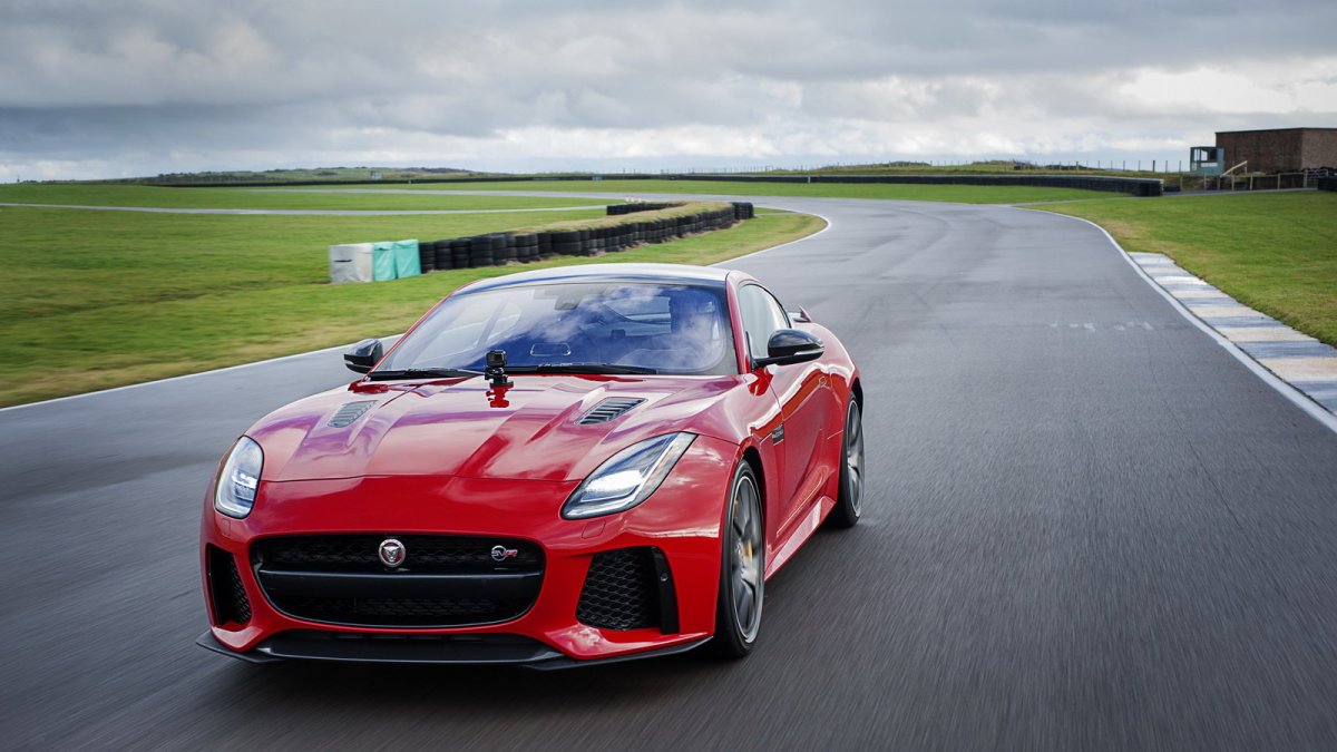 Jaguar F-Type dostal v rámci modernizace lepší interiér a novou verzi 400 Sport.